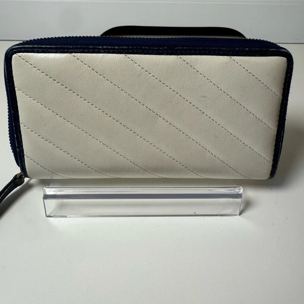Gucci Women’s Round Long GG Marmont White and Navy Wallet